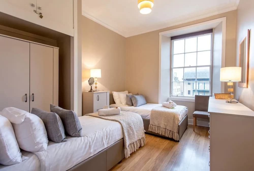 St Mary's Street 3 Bed Apartment In the Old Town - photo 2