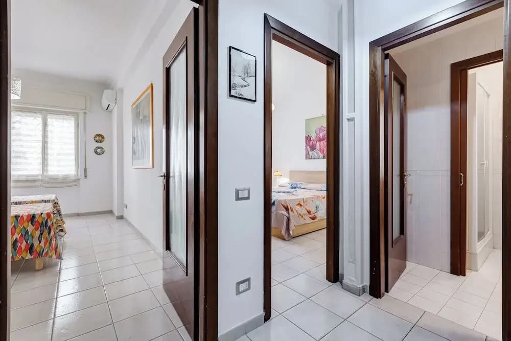 Cozy 2-Bedroom Flat with Balcony - photo 14
