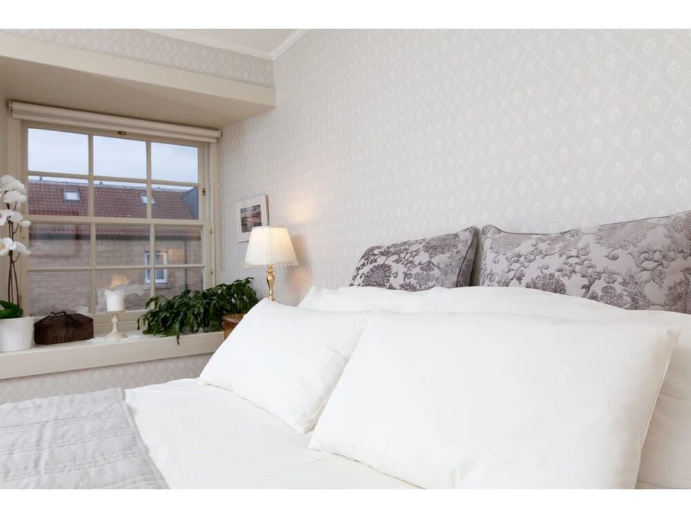 Chic + Shore-side: 17th Century Home With Parking! - photo 3