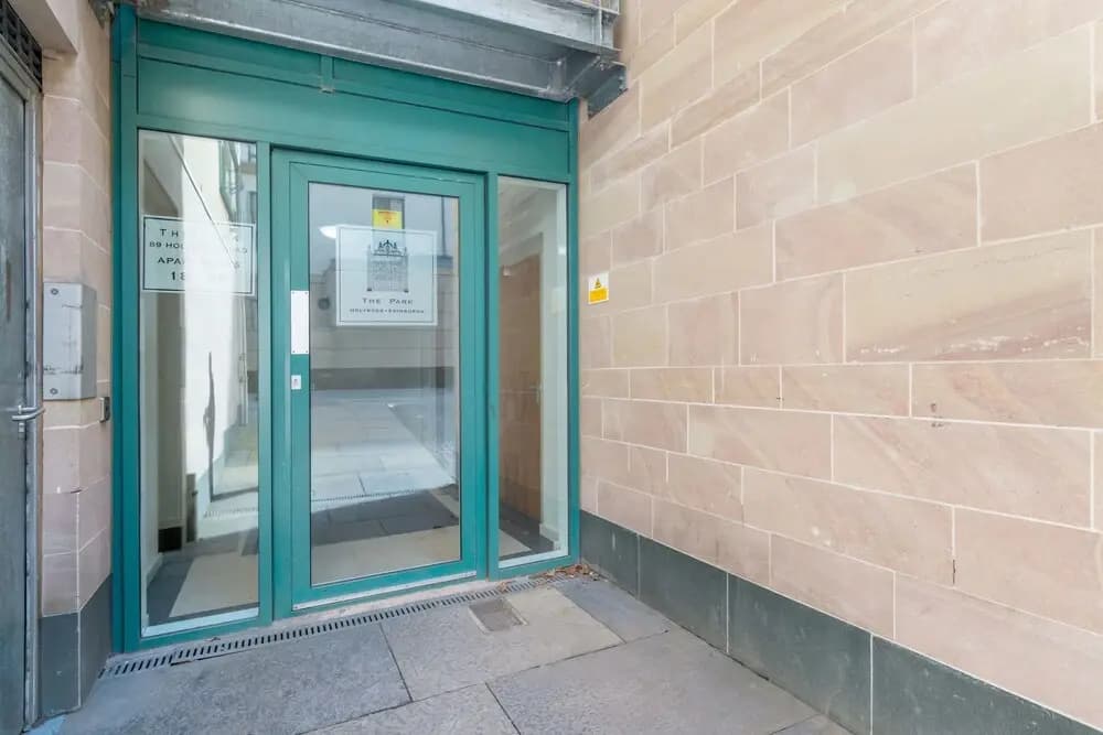 Quirky 1 Bedroom Apartment Next to Holyrood Palace - photo 44