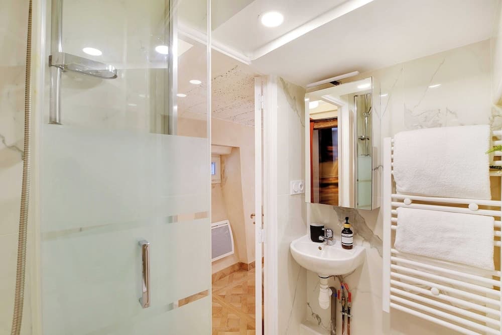 Charming Appt- 4p/1br- in the Heart of the Marais - photo 8