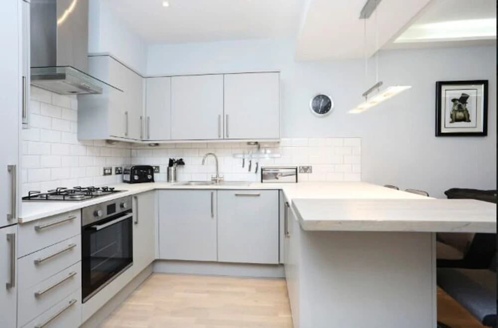 Modern, Stylish Apt. in Excellent Central Location - photo 12