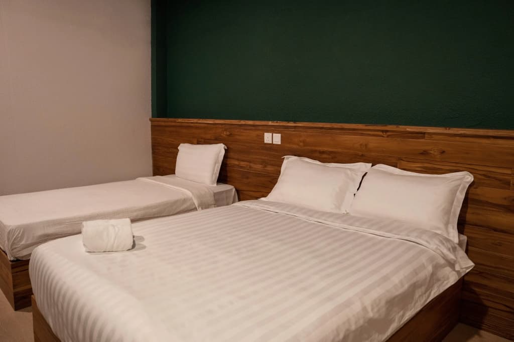 Room V @ Jalan Sultanah Near Bus Stop Batu Pahat - photo 5