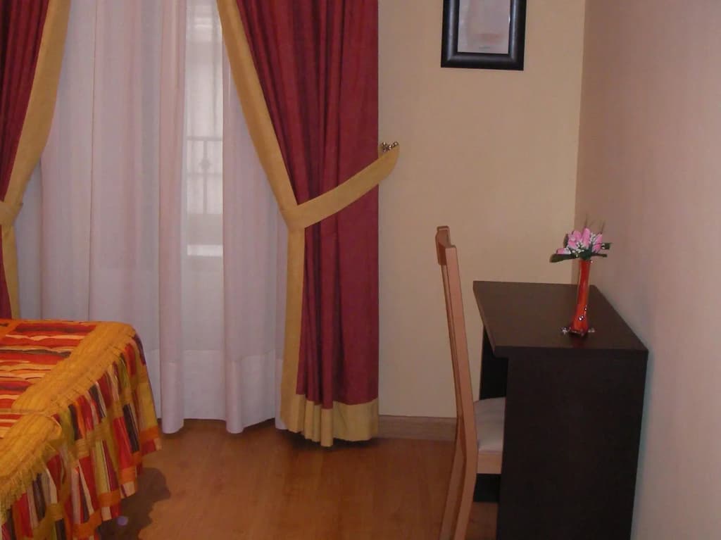 Hostal Las Cortes - photo 3