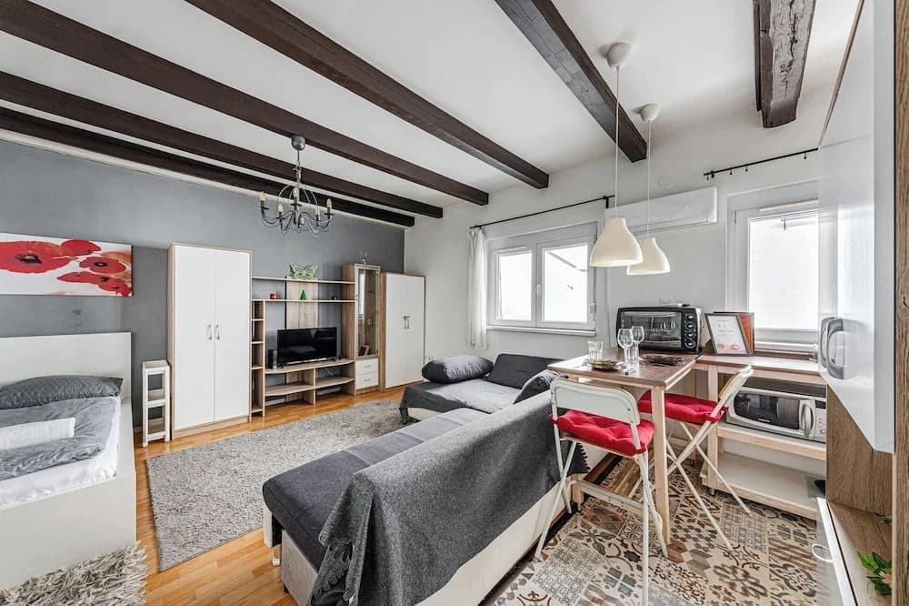 Cozy Nest Hideaway With A/C - photo 3