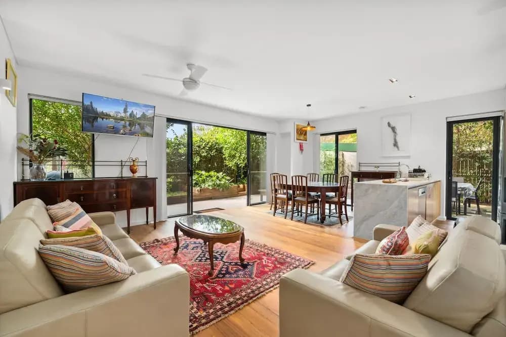 Spacious 2-bed Retreat With BBQ & Courtyard - photo 14