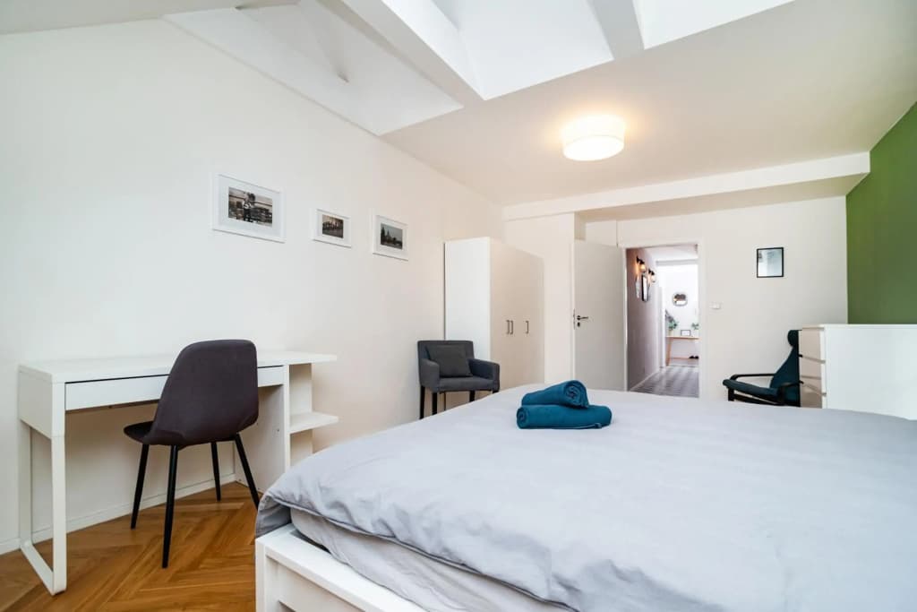 Central, Spacious, Modern 5 Bedrm duplex w/Balcony - photo 2