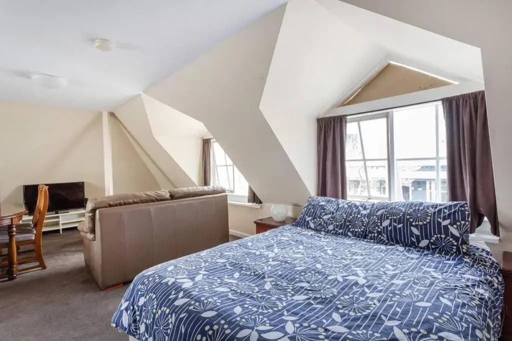 Upstairs Studio Apartment with street access - photo 1