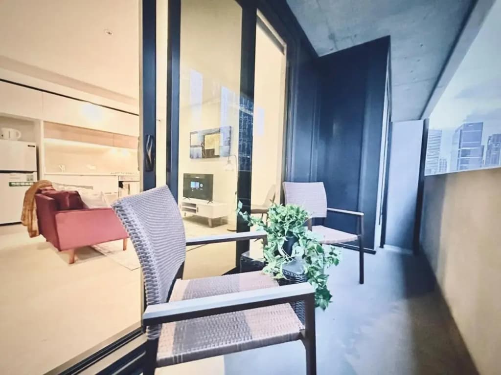 Bright 1BR1BA in MEL CBD+Balcony +wifi - photo 2