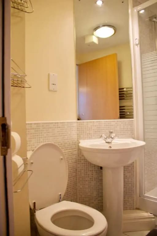 2 Bedroom Leith Apartment - photo 8