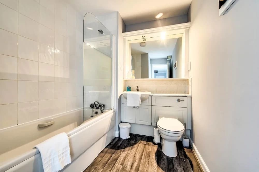 Gorgeous 2BR City Centre Apt with Parking - photo 8
