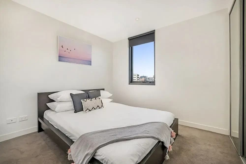 Comfy 2-bed Balcony Unit Near Chapel St - photo 3