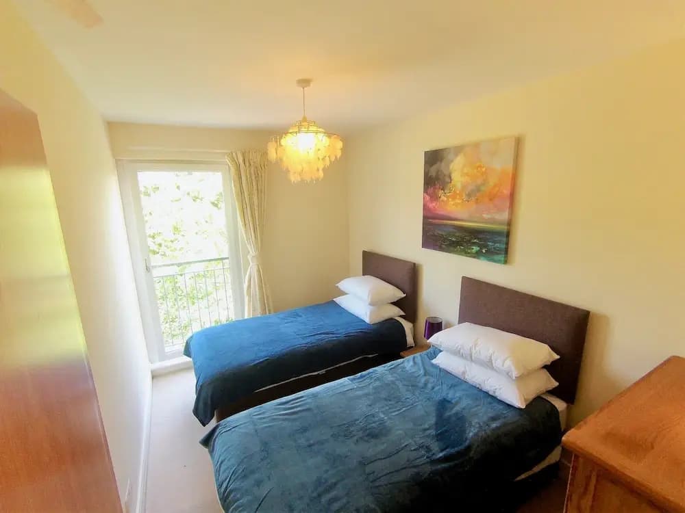 Charming 4 Bedroom Apartment by Royal Botanic Garden - photo 3
