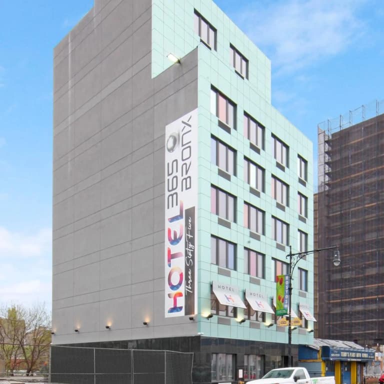 Hotel 365 Bronx - photo 22