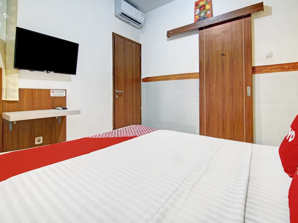 RedDoorz near Mall Of Indonesia - photo 4