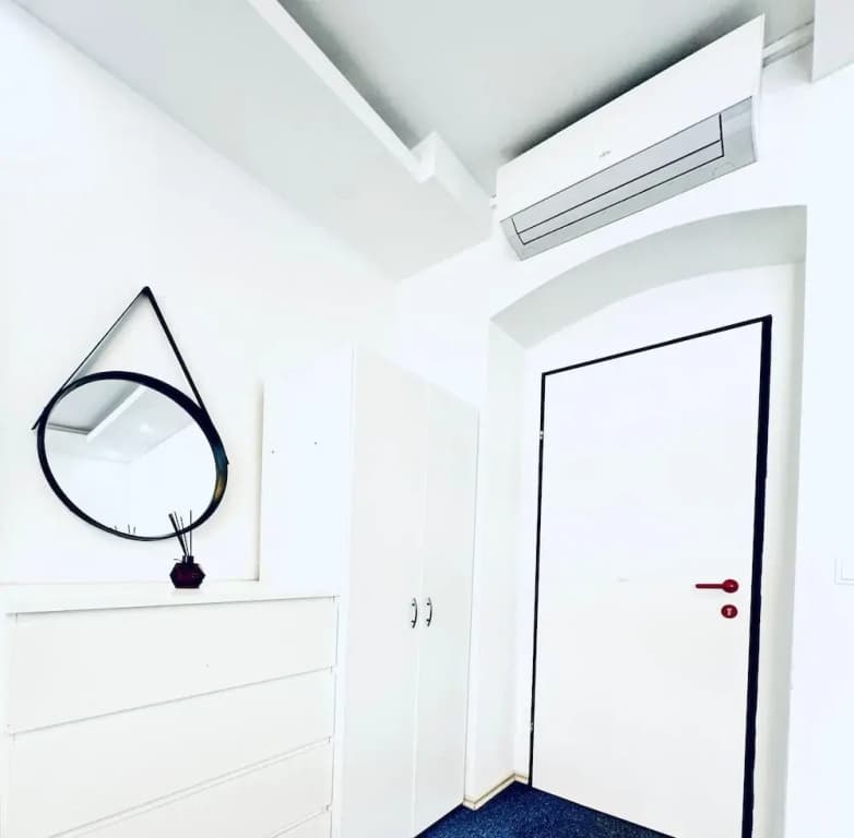 Spacious 7BR Apartment Prime Location - photo 11