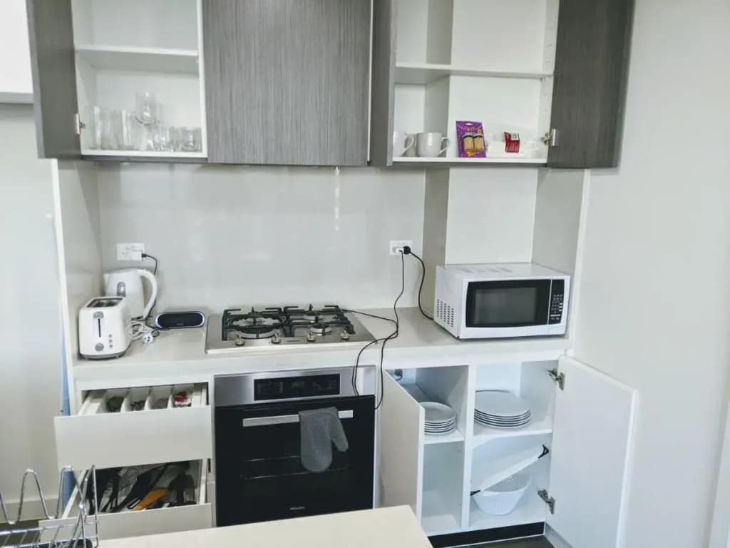 Luxury 3-bed 2-bath, balcony, with pool included, NO PARTIES! - photo 13