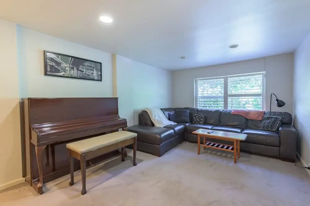 Exquisite 4 Bedroom House with Pool - photo 17