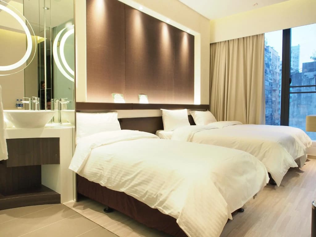 Epoch Hotel - photo 3