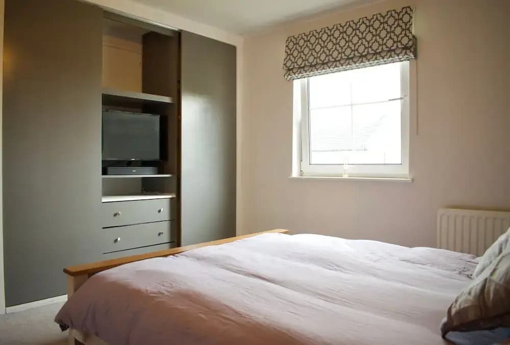 Large 2 Bedroom Flat in Leith With Free Parking - photo 2