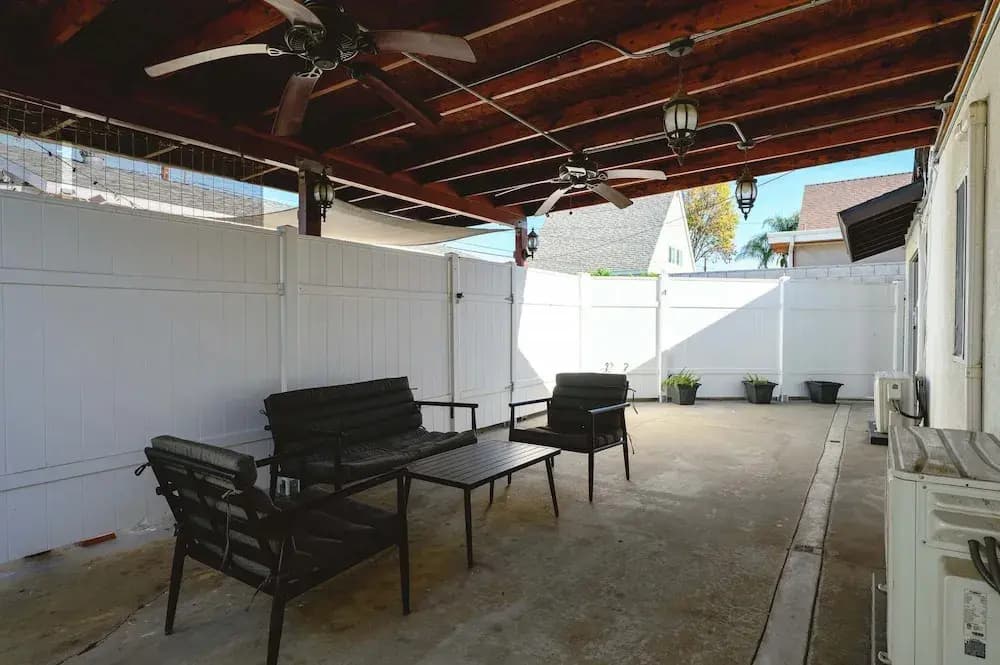 Spacious 4BR House Free Parking w Backyard BBQ - photo 29