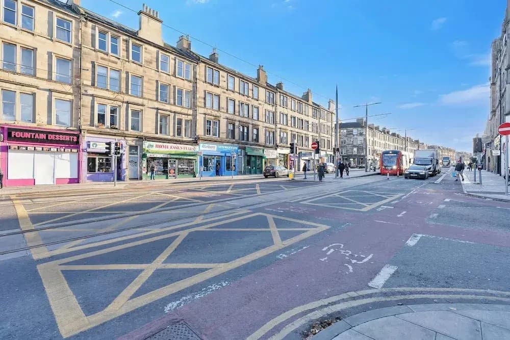 Bright 2 Bedroom Flat on Leith Walk - photo 1