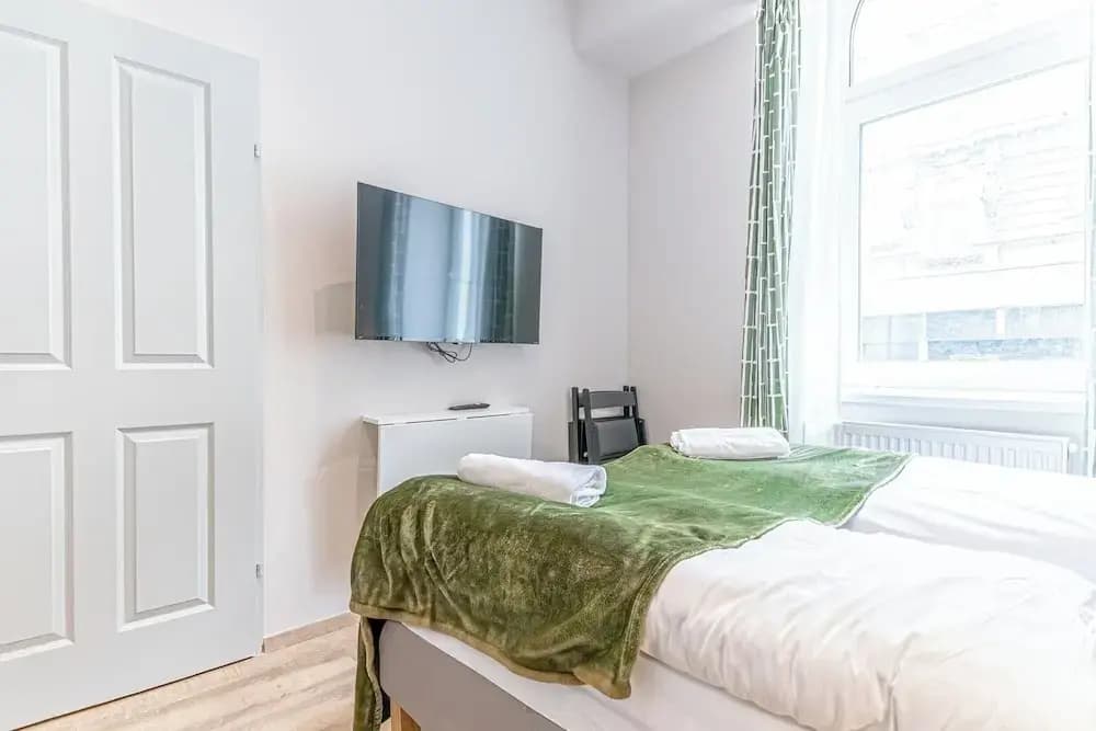 4BR Apt. for Groups 6-Min to Stadthalle - photo 39