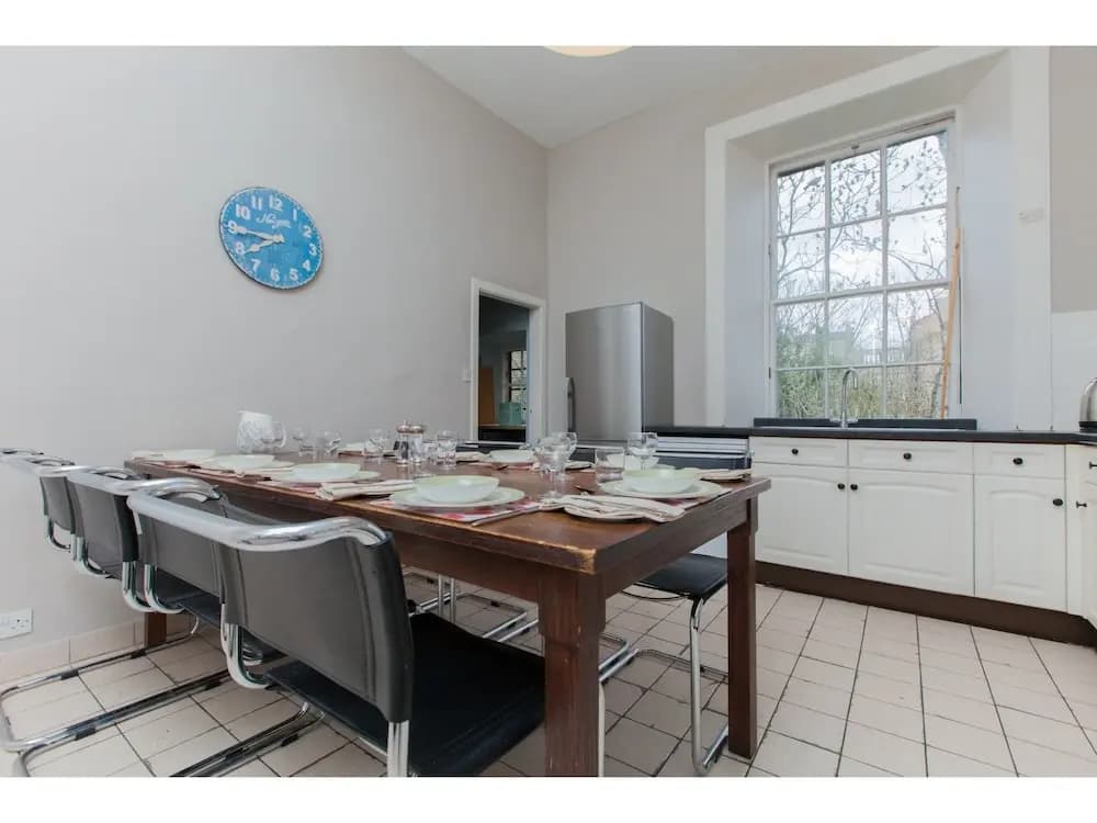 Spacious, Elegant 4BR New Town Flat For 9 - photo 13