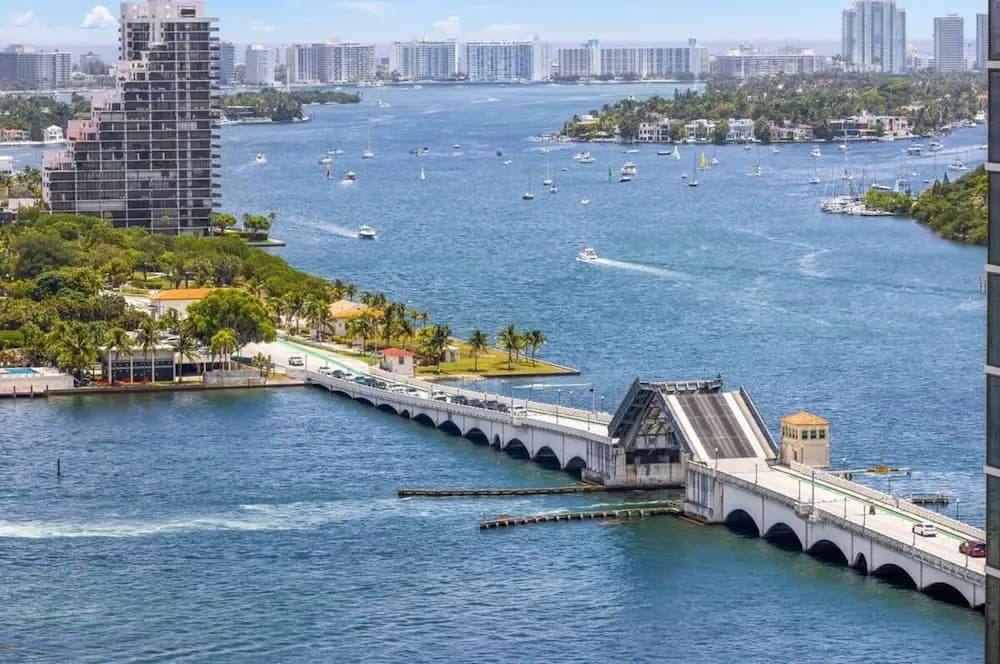 Sunny and Spacious 2 Bedroom Condo on the Bay - photo 7