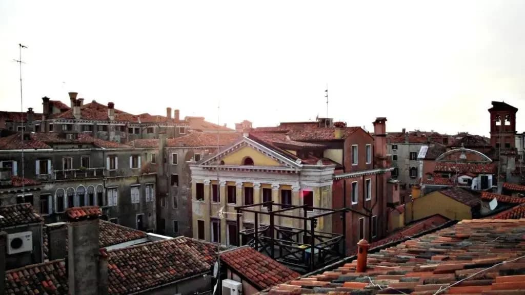 Venice Apartments - photo 2