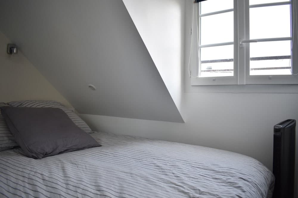 Cosy Renovated 1 Bedroom Apartment in 10th - photo 1