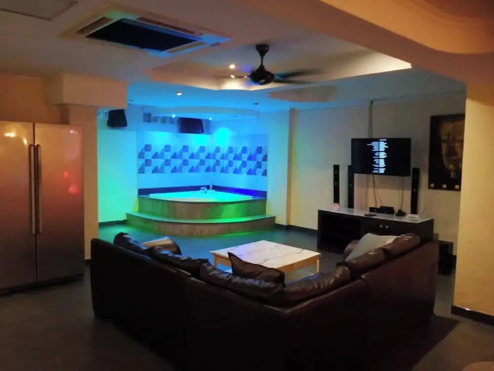 75 sqm Studio Type Jacuzzi Apartment 101a - photo 11