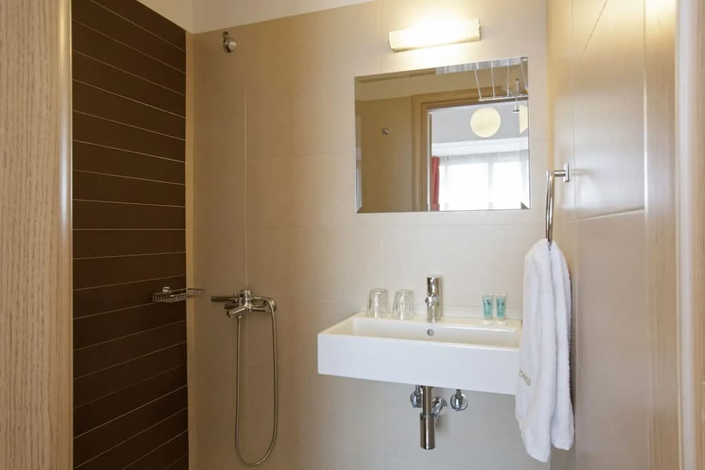 Metropolis Hotel - photo 10