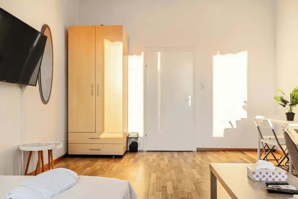 Charming 2BR Apt in Prime Location - photo 3