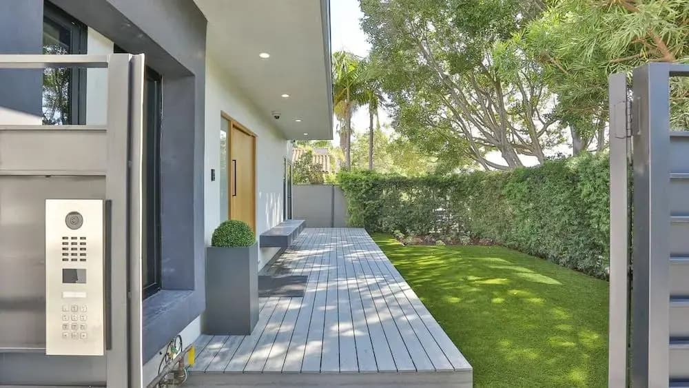 Spacious 5 Bedroom West Hollywood Home With Pool - photo 15