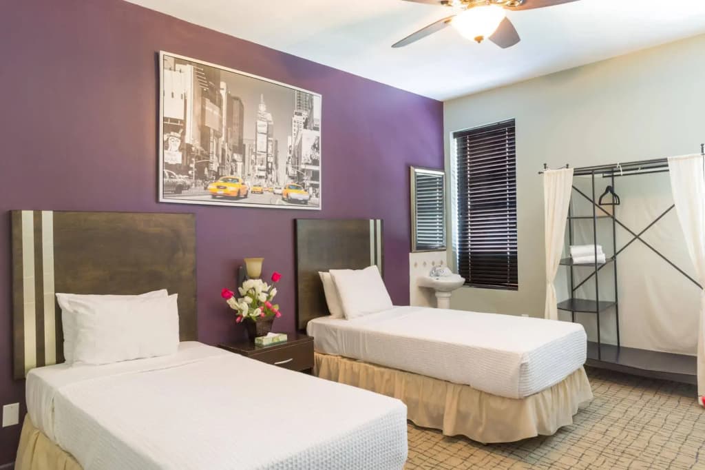 Broadway Hotel and Hostel - photo 4