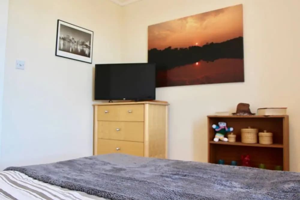 1 Bedroom Flat Apartment - photo 2