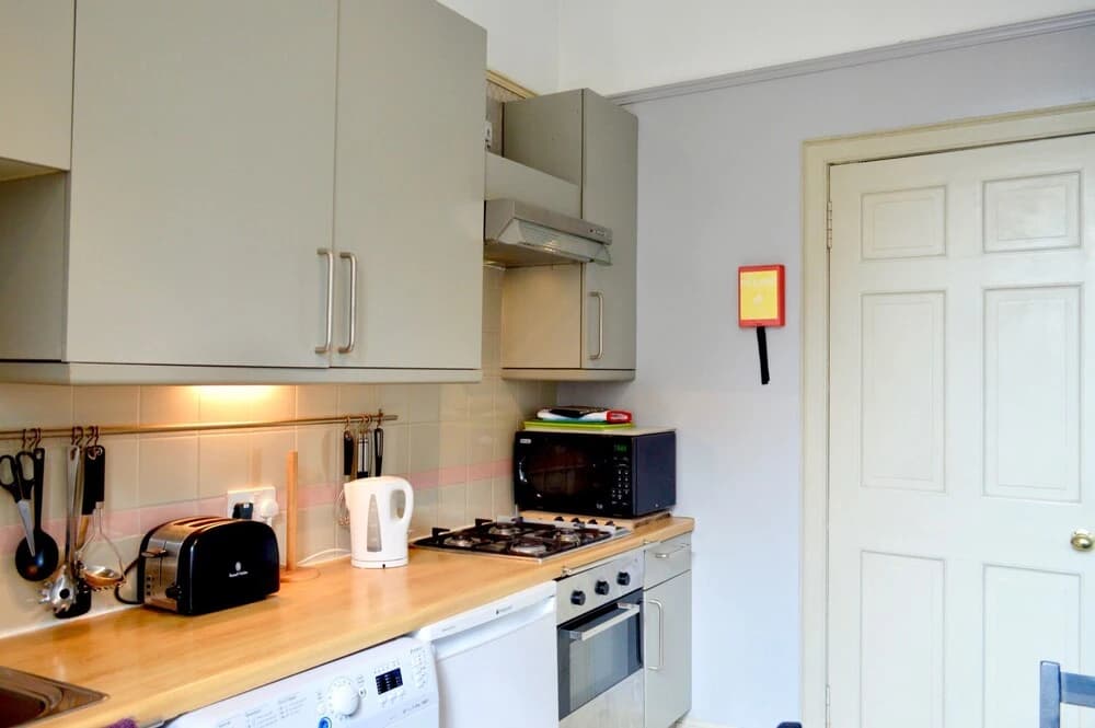 Central 2 Bedroom Flat in Edinburgh - photo 10