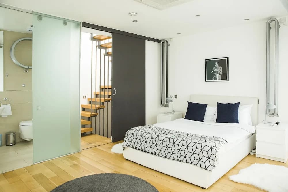 The Holborn Lights - Modern 3BDR Home with Rooftop Terrace & Garage - photo 19