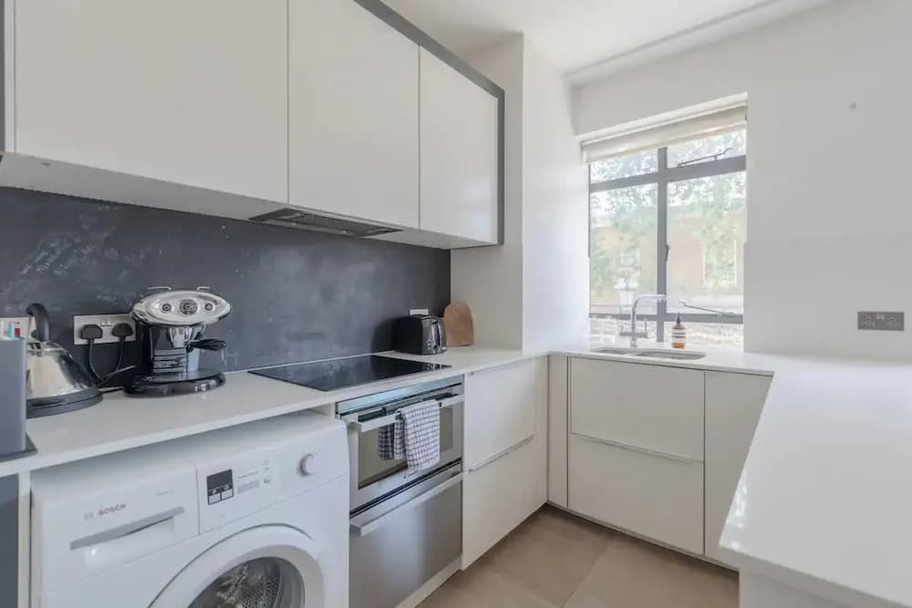 Sleek & Stylish 1BD Flat w/ Balcony - Kings Road - photo 14
