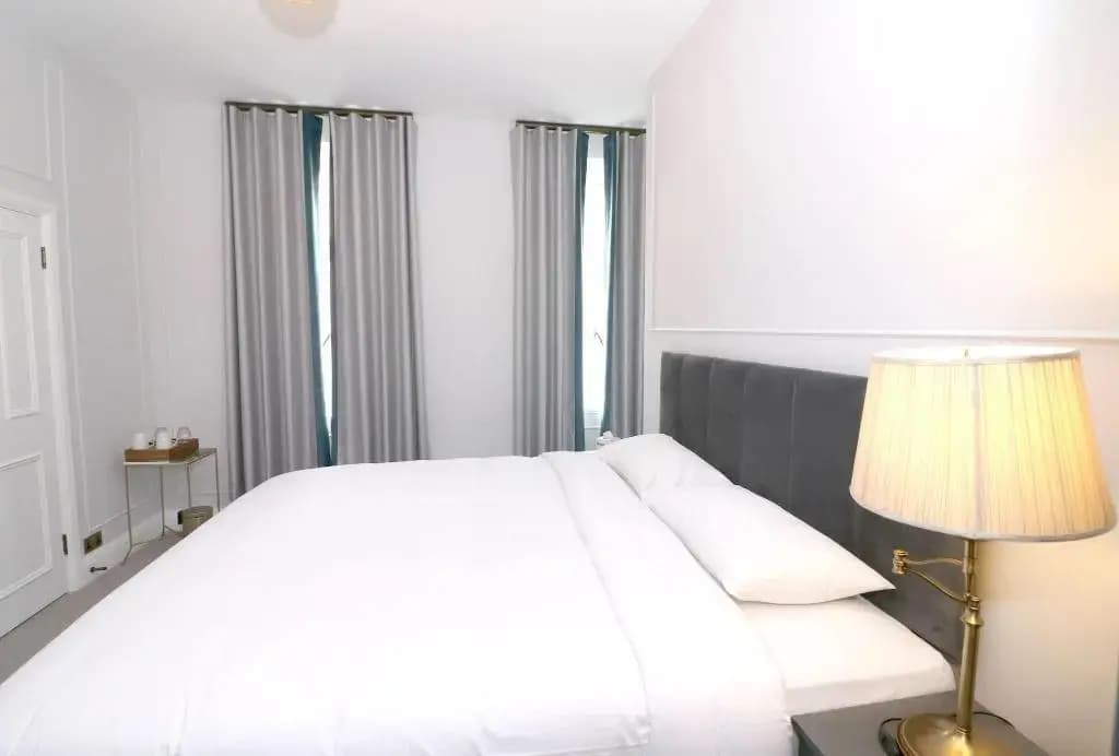 Three Falcons Hotel - photo 4