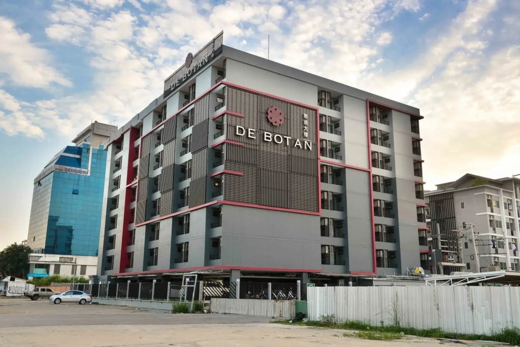 De Botan Srinakarin Hotel & Residence - photo 1