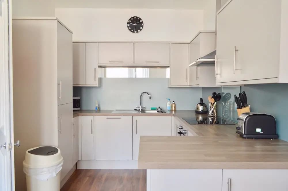 Spacious 3 Bedroom West End Flat - photo 9