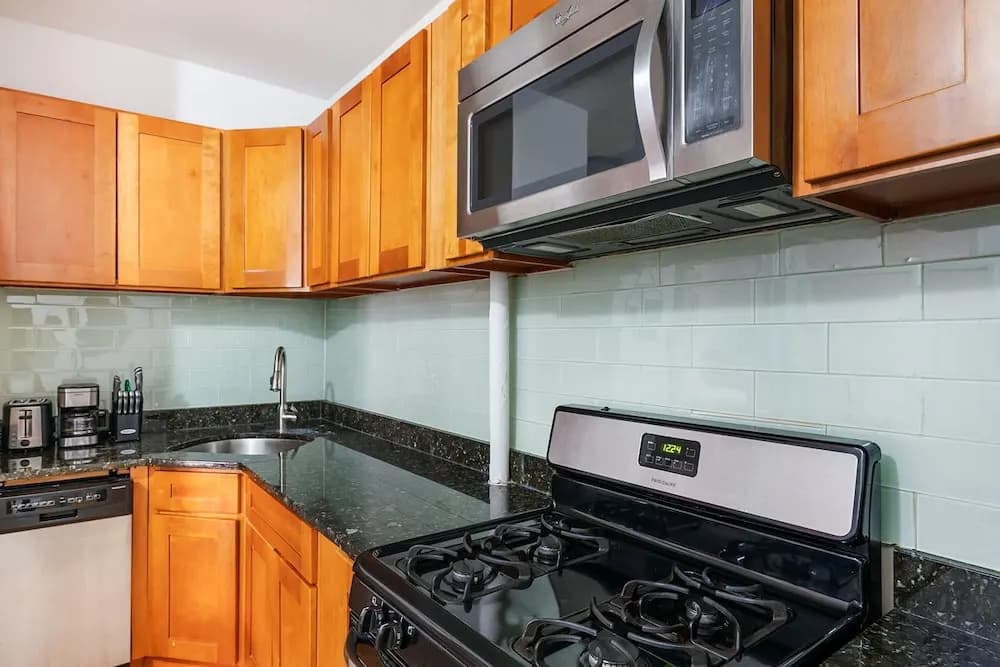 102-1a Best Value 2BR Apt Near Central Park - photo 14
