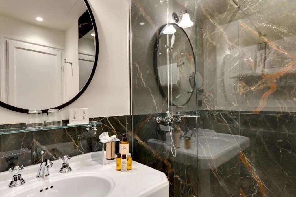 Hotel Les Rives De Notre Dame - photo 32