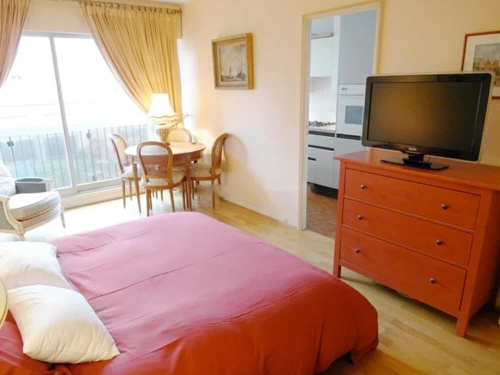 Apartment With one Bedroom in Paris, With Furnished Garden and Wifi - photo 4