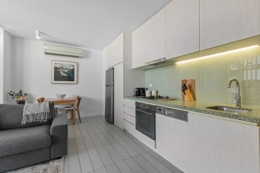 Chic 1-bed With Harbour Views & Pool by Tram Line - photo 9