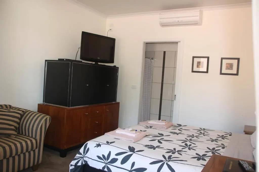 Norwood House Motel & Reception Centre - photo 11