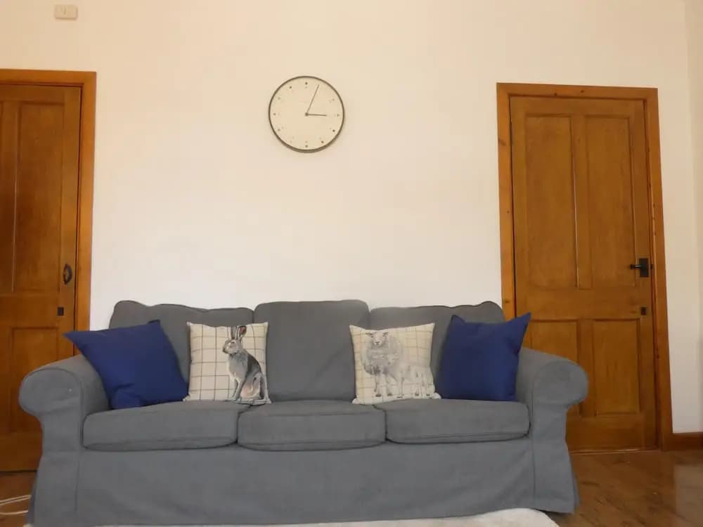 Central 2-bed Flat in Edinburgh - photo 9