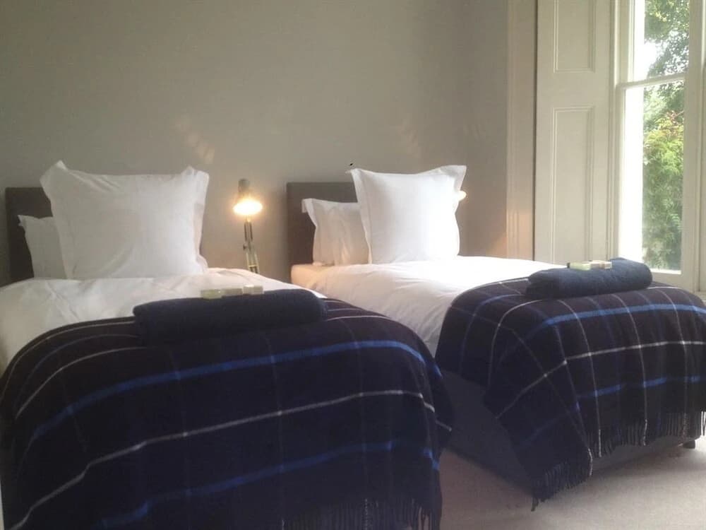 Elgin Crescent Apartment - photo 2
